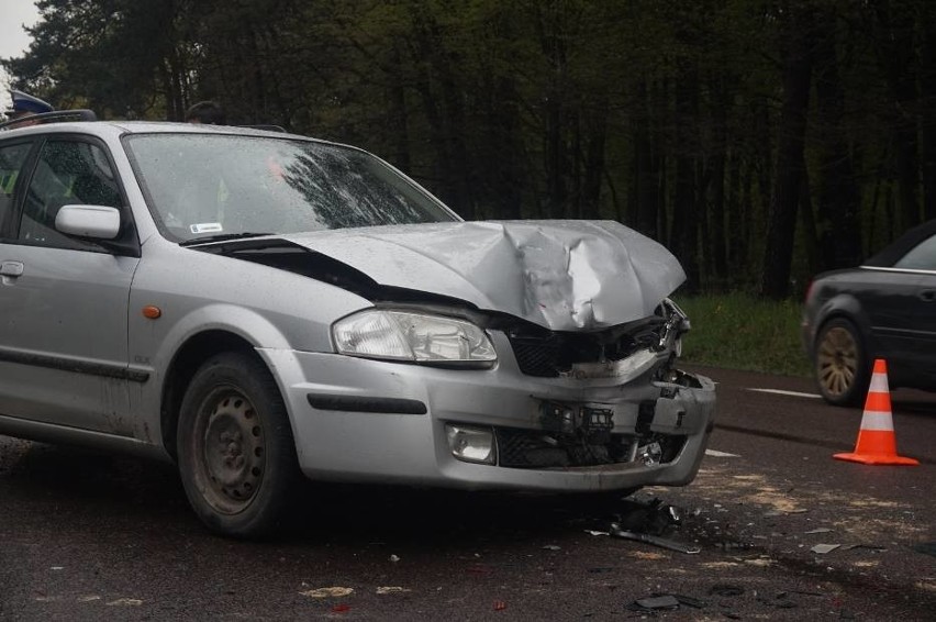 Wypadek w Lasach. Kierująca volkswagenem wjechała w nieoznakowany radiowóz