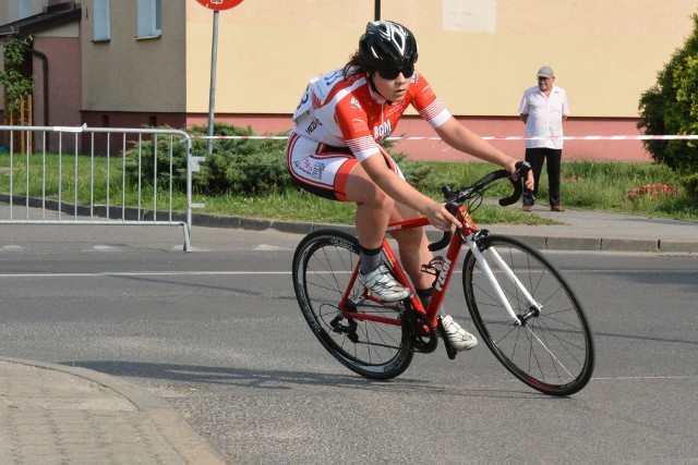 Kolarski Weekend z Ziemią Darłowską 1-3 czerwca 2018Już po raz 21 Klub Kolarski Ziemia Darłowska gościł w miniony weekend najlepsze polskie kolarki.Przez trzy dni odbyły się trzy wyścigi w kolarstwie szosowym kobiet:1 czerwca (piątek) DARŁOWO – Ogólnopolskie Kryterium Uliczne o Puchar Burmistrza Miasta DarłowoZwycięstwem Daria Pikulik zakończyło się V Kryterium o Puchar Burmistrza Miasta Darłowo. Podium uzupełniły Nikol Płosaj z UKS MRÓZ Colnago Jedynka Kórnik oraz Karolina Karasiewicz Toruński Klub Kolarski Pacific - Nestlé Fitness Cycling Team. Zawodniczki ścigały się na rundzie prowadzącej uliczkami miasta. Trasa była trudna technicznie z duża ilością zakrętów wymagała od zawodniczek i zawodników dużych umiejętności i koncentracji.W kategorii juniorek bezkonkurencyjna okazała się Marta Jaskulska, drugie miejsce zajęła Wiktoria Kierat. – obie zawodniczki z Klubu Kolarskiego Ziemia Darłowska. Na najniższym stopniu podium stanęła Paulina Pastuszek z Toruński Klub Kolarski Pacific - Nestlé Fitness Cycling Team. W juniorkach młodszych zwyciężyła Gloria van Mechelen z belgijskiej grupy Cannibal, przed Mają Wróblewską i Tamarą Szalińską z UKS Ratusz Maszewo2 czerwca (sobota) DĄBKI - Mistrzostwa Polski LZSW Dąbkach zostały rozegrane Mistrzostwa Zrzeszenia LZS oraz Puchar Polski w kolarstwie szosowym kobiet - jazda indywidualna na czas. W Pucharze Polski w kategorii Elity zwyciężyła Marta Jaskulska, jednocześnie zdobywając tytuł Mistrzyni Zrzeszenia LZS, drugie miejsce wywalczyła Daria Pikulik, a na najniższym stopniu podium stanęła Nikol Płosaj. W kategorii juniorek zwyciężyła Marta Jaskulska przed Gedraitytė Akvilė z Litwy i Viktorią Kierat z KK Ziemia Darłowska. W klasyfikacji juniorek młodszych zwyciężyła Tamara Szalińska z UKS Ratusz Maszewo, przed Olgą Wankiewicz z Copernicus Toruń i Natalią Krześlak reprezentującą LSKK Bełchatów.3 czerwca (niedziela) JAROSŁAWIEC - XXI Edycja Pucharu Polski.W Jarosławcu Nikol Płosaj po finiszu z trzyosobowej ucieczki wygrała wyścig ze startu wspólnego na dystansie 84,6 km, pokonując Wiktorię Pikulik z KK Ziemia Darłowska oraz Katarzynę Brewińską z Toruński Klub Kolarski Pacific - Nestlé Fitness Cycling Team. Wśród juniorek zwyciężyła Marta Jaskulska, przed reprezentantką Gedraitytė Akvilė i Wiktorią Kierat z BCM Nowatex Ziemia Darłowska. W juniorkach młodszych po zwycięstwie z grupy zwycięstwo odniosła Nikola Wielowska, a tuż za nią uplasowały się Zuzanna Olejniczak oraz Olga Wankiewicz.W klasyfikacji Mistrzostw Zrzeszenia LZS najlepszym klubem został BCM Nowatex Ziemia Darłowska, przed UKS Mróz Jedynka Kórnik i TKK „Pacific” Nestle Fitness Cycling Team. W klasyfikacji województw zwyciężyło województwo zachodniopomorskie przed wielkopolskim i kujawsko-pomorskim.W ramach trzydniowych zmagań wzięło udział 259 zawodniczek i zawodników z 73 klubów z Polski, Litwy i Belgii.Zobacz także: Darłowo: Rozpoczęcie czteroletniej wyprawy dookoła świata