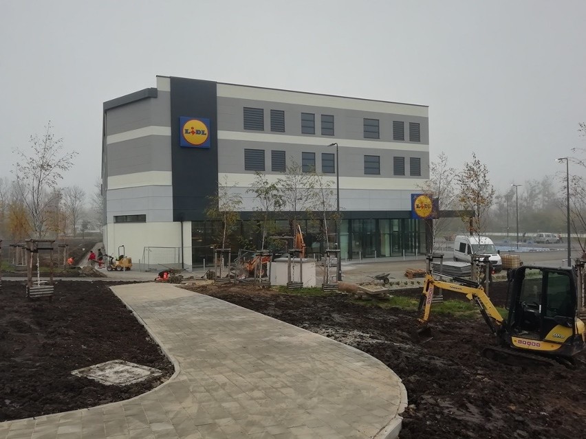  Nowy Lidl we Wrocławiu. Powstał na granicy trzech osiedli. Kiedy otwarcie? [ZDJĘCIA]