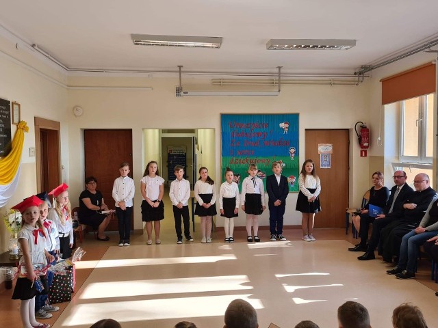 Uroczyste ślubowanie klas pierwszych w Samorządowej Szkole Podstawowej imienia Jana Pawła II w Brześciu. Więcej na kolejnych zdjęciach