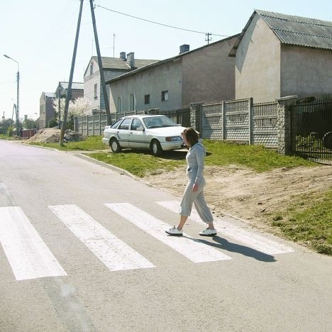 - Po co nam przejścia, skoro i tak musimy chodzić jezdnią - mówią mieszkańcy os. Szkolna. Zamiast chodników jest piasek i trawa.