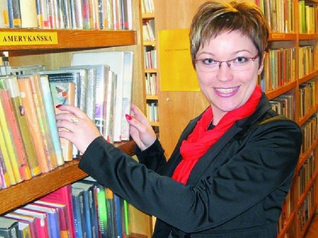 Średno przychodzi do nas 140 czytelników dziennie &#8211; mówi bibliotekarka Justyna Kozicka (na zdj.). &#8211; Więc z tym czytaniem nie jest aż tak źle.