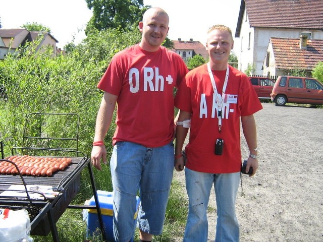 Do udziału w akcji zapraszają honorowi dawcy krwi z Małomic, oraz prezes klubu Adam Krawczy (z prawej)