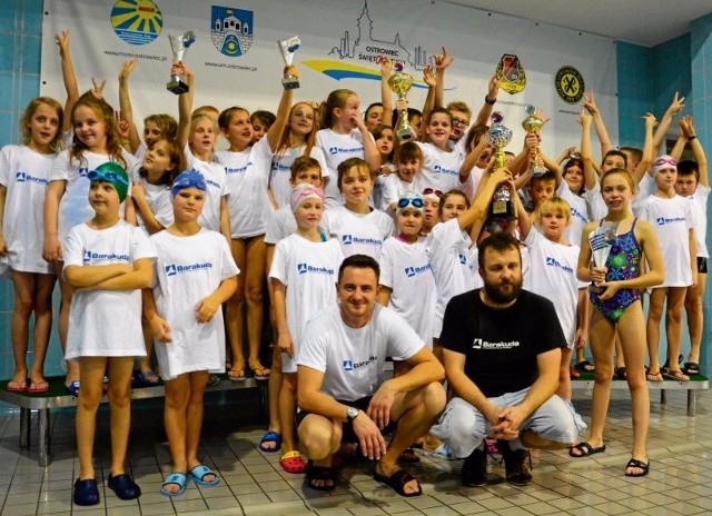 Pływacy Barakudy Starachowice podczas zawodów w Ostrowcu Świętokrzyskim zapewnili sobie historyczne zwycięstwo w Małej Lidze Pływackiej.