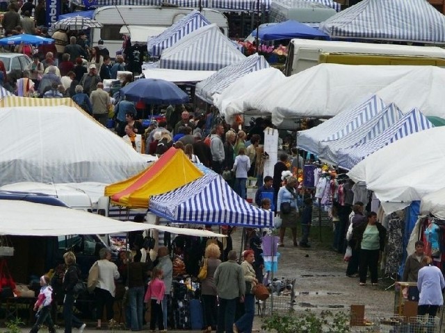 Plac targowy w Staszowie zmieni oblicze. Rusza przebudowaW każdy poniedziałek plac targowy w Staszowie wypełnia się szczelnie handlującymi i kupującymi. W ciągu kilku godzin to miejsce odwiedza kilkanaście tysięcy osób. W ciągu najbliższych miesięcy duża część tego terenu zmieni swoje oblicze. Prace wykona staszowskie Przedsiębiorstwo Gospodarki Komunalnej i Mieszkaniowej.