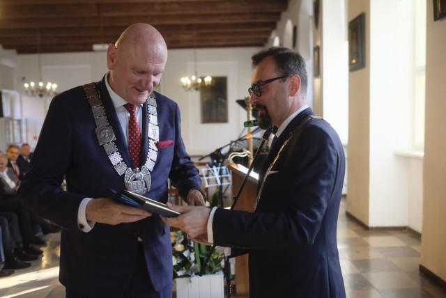 Prezydent zapowiedział jednak, że jest zainteresowany rozmowami ze wszystkimi siłami w radzie