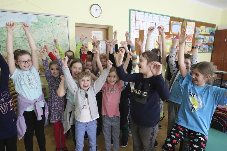 Białystok. Strajk nie jest powodem do odwołania zajęć w przedszkolu lub w szkole. Dyrekcja ma zapewnić opiekę nad dziećmi [ZDJĘCIA]