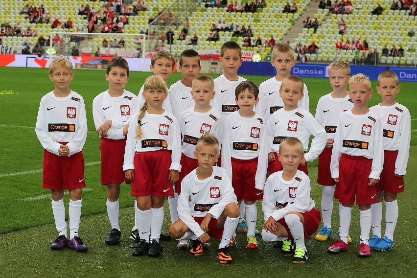 Dziecięca Eskorta wyprowadziła piłkarzy reprezentacji Polski przed meczem z Danią [ZDJĘCIA]