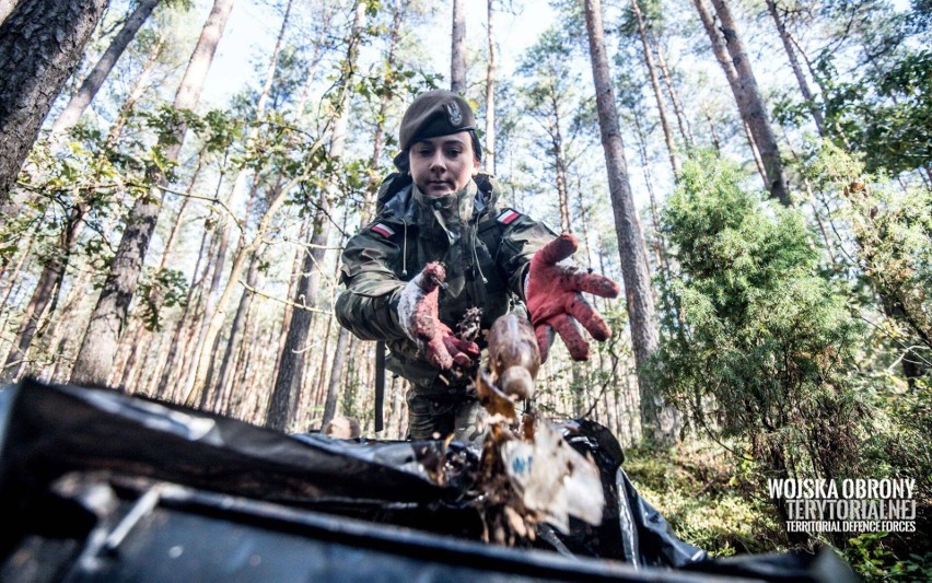Ostrów Maz. Żołnierze 5. Mazowieckiej Brygady Obrony Terytorialnej sprzątali las wraz z Parą Prezydencką. Wzięli udział w akcji SprzątaMY.