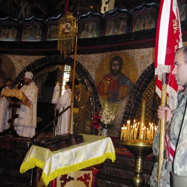 W Wojsku Polskim służy sporo żołnierzy z rodzin prawosławnych. Na zdjęciu: poczet sztandarowy WP podczas nabożeństwa w soborze św. Trójcy.