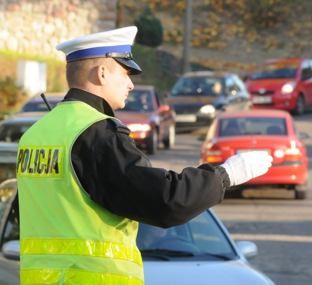 Objazd idzie przez ul. Wróblewskiego, z której wjeżdża się w Wyszyńskiego. W miejscu przecięcia tych dróg ruchem kierował wczoraj sierżant Łukasz Bukowski.