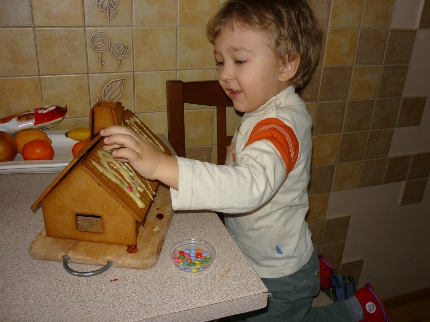 Domek z piernika dekorowany przez dziecko...