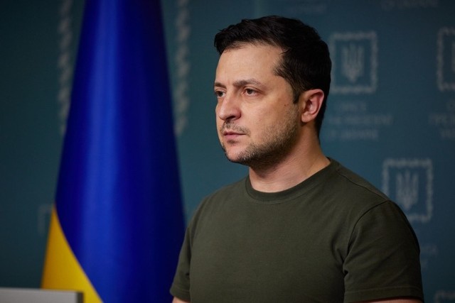 Wołodymyr Zełenski powiedział w czwartek, że "tysiące cywilów pozostaje uwięzionych w Mariupolu"