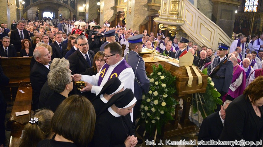 Pogrzeb biskupa Ryczana w Kielcach. Zdjęcia z wnętrza katedry