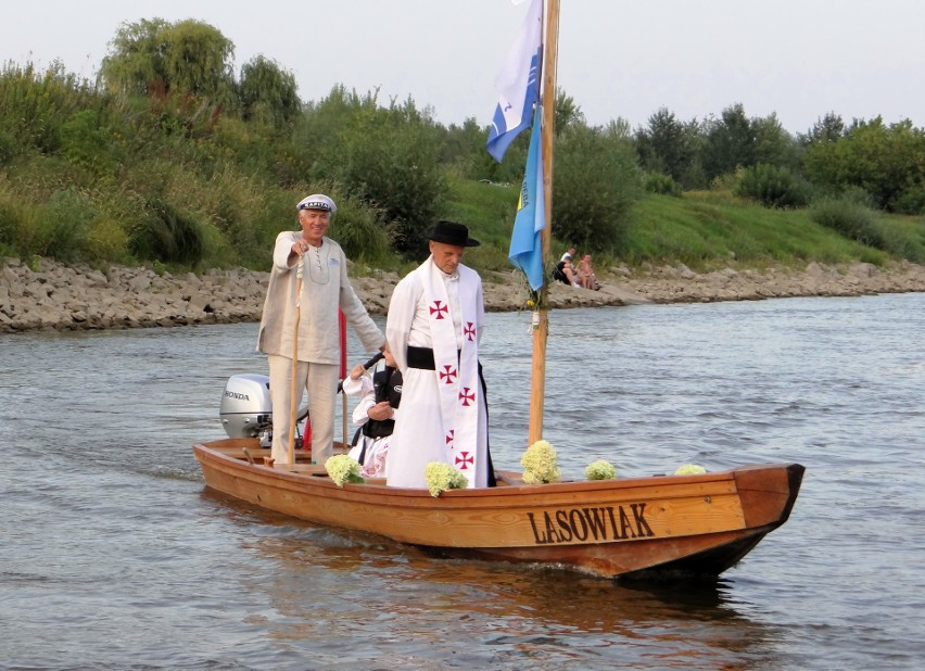 Wiesław Ordon na swojej łodzi o nazwie Lasowiak