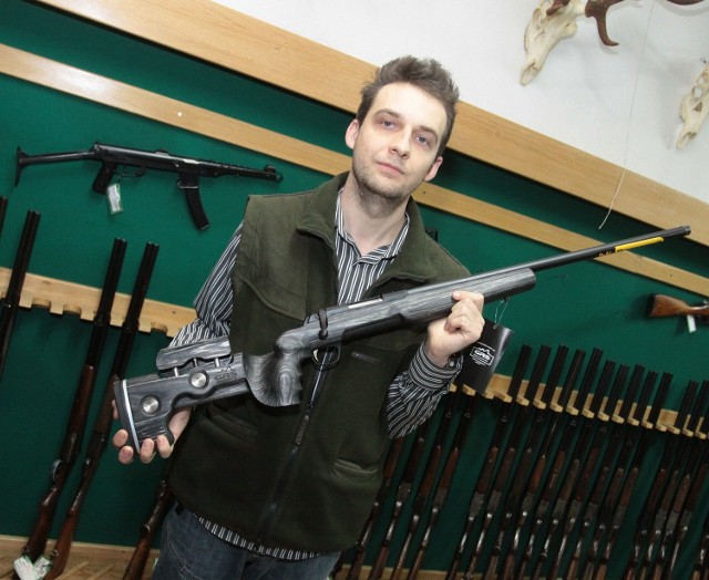 W sklepie Sedyko w Radomiu można kupić bardzo różne egzemplarze broni myśliwskiej, ale też broń krótką. - Rynek broni bojowej jest bardzo niewielki - mówi sprzedawca Edwin Zieliński.