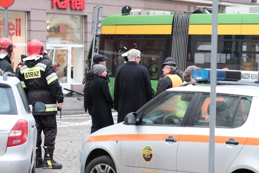 Marcinkowskiego: Groźny wypadek w centrum. Tramwaj wbił się...