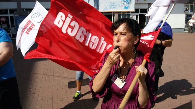 Pikiety związkowców pod marketami Tesco w Częstochowie