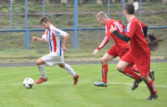                         Piotr Grzejszczyk (z lewej, przy piłce) zdobył dla Granatu pierwszą bramkę w zwycięskim 3:2 meczu z Piastem Stopnica. Skarżyszczanie wygrali piąty w sezonie mecz u siebie.