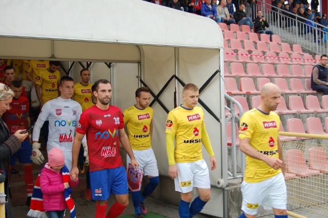 Wisła Sandomierz w poprzednim meczu uległa Motorowi Lublin 0:1. Teraz Macieja Ziółka (na pierwszym planie z lewej, z tyłu Patryk Drzymała) czeka wyjazdowy pojedynek z Karpatami Krosno