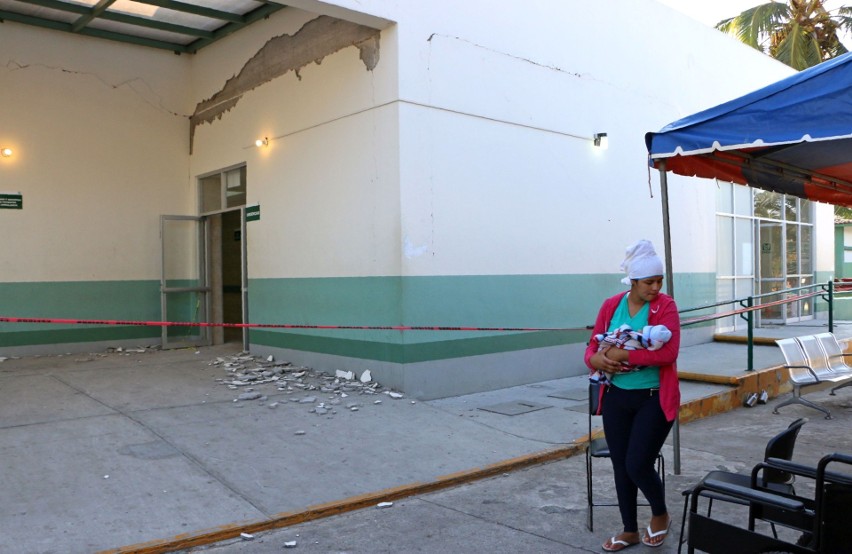 Silne trzęsienie ziemi w Meksyku [ZDJĘCIA] Alarm w Mexico City, w stanie Oaxaca rozbił się śmigłowiec z szefem MSW na pokładzie [WIDEO]