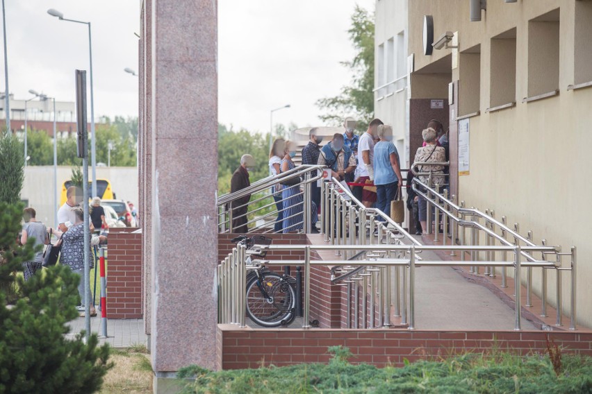 Kolejki do lekarza specjalisty w czasach koronawirusa. Szpital nie umawia na godzinę [ZDJĘCIA]