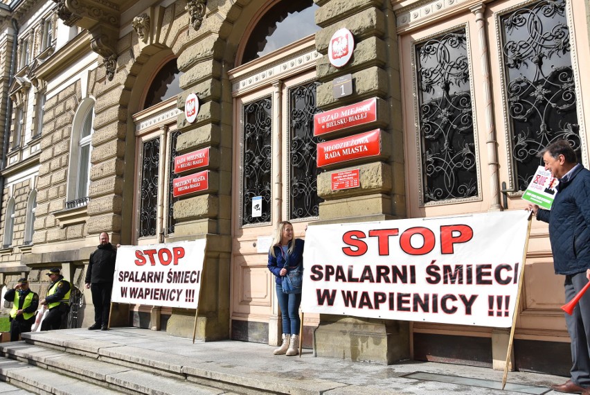Protest poprzedził sesję Rady Miasta w Bielsku-Białej....