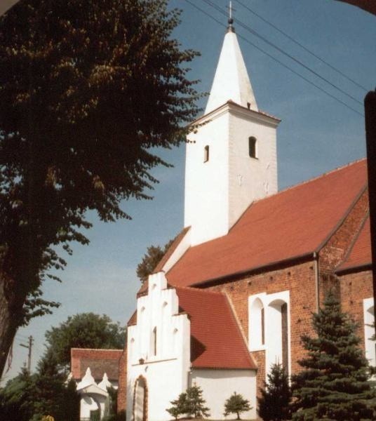 Olszanka ma na swoim terenie kilka średniowiecznych świątyń będących częścią szlaku polichromii brzeskich. Do tej turystycznej atrakcji należy również XIV-wieczny kościół w Pogorzeli (na zdjęciu).