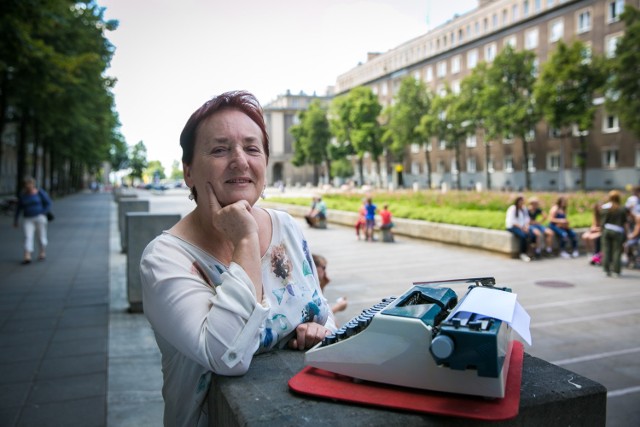 Lucyna Olejniczak na placu Centralnym z Nowej Hucie 