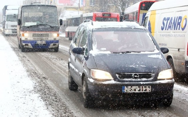 Na drogach jest na razie spokojnie. W nocy może być bardzo ślisko.