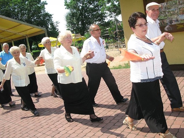 Jubileusz Klubu Seniora "Tulipan". Polonez alejkami łabiszyńskiej wyspy.