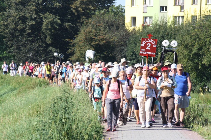 Oświęcimscy pątnicy w pięciu grupach z dekanatów:...