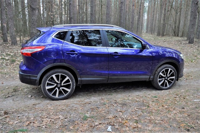 Nissan Qashqai 1.6 dCi - testDo tego, że Nissan Qashqai jest niezwykle popularny, nie trzeba nikogo przekonywać. Wystarczy 10 minut w centrum większego polskiego miasta, by z łatwością naliczyć 10 sztuk japońskiego crossovera. 10 to nie przypadkowa liczba, gdyż od dekady Qashaqai jest najchętniej kupowanym autem w swoim segmencie. fot. Bartłomiej Pobocha