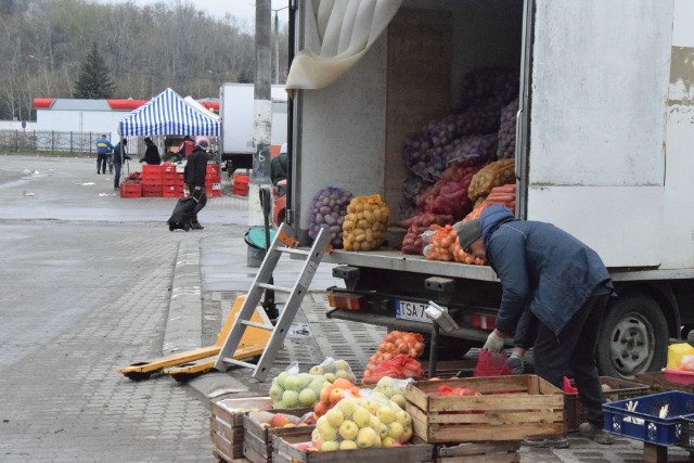 Jakie warzywa i owoce można było dostać w Wielką Sobotę, 16 kwietnia na giełdzie w Sandomierzu? W jakich cenach? Zobaczcie na kolejnych slajdach.