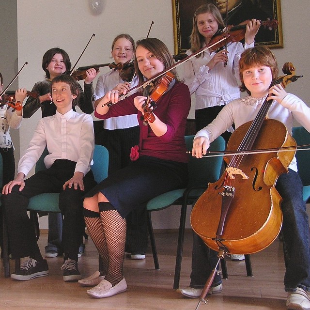 Miastecka orkiestra gra od sześciu lat. Młodych muzyków prowadzi Małgorzata Malwin-Nowak.