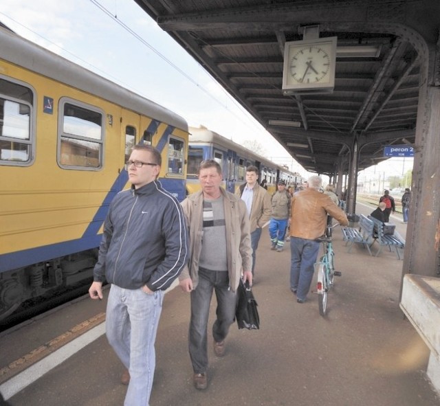 Pasażerowie wychodzą z pociągu SKM w Lęborku. 