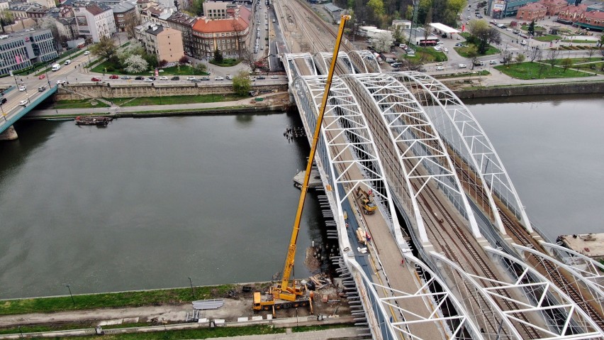Na ukończeniu jest budowa trzeciego mostu kolejowego nad...