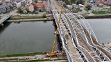 Kraków niecierpliwie czeka na ten moment. Niedługo otwarcie mostu kolejowego i kładki pieszo-rowerowej nad Wisłą ZDJĘCIA