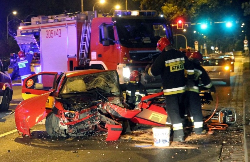 Wypadek taksówki na ul. Krzywoustego we Wrocławiu -...