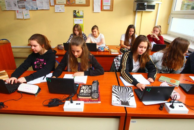 W Gimnazjum nr 56 w Poznaniu uczniowie uczą się w e-klasach. W szkołę wiele zainwestowano. Co z tym wszystkim? - pytają nauczyciele