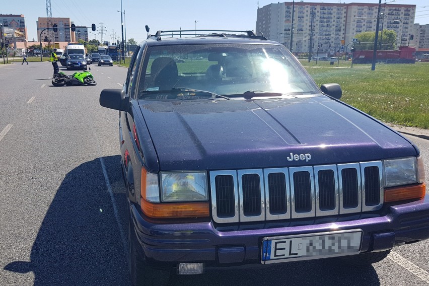 Wypadek motocyklisty na Rokicińskiej w Łodzi. Motocyklista ranny po zderzeniu z jeepem - 7 maja 2018 [ZDJĘCIA]