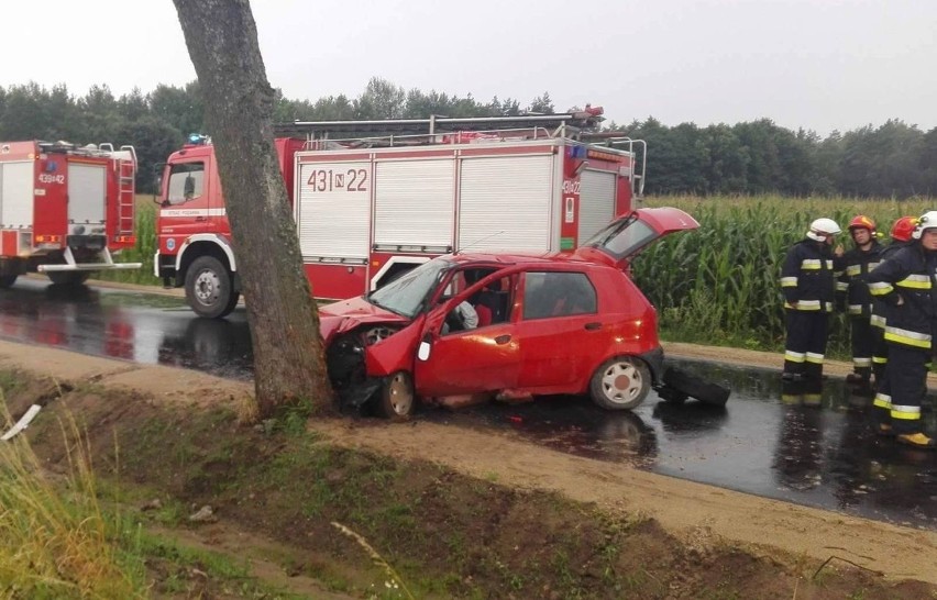 Trasa Prostki - Kurzątki. Fiat uderzył w drzewo. Cztery osoby ranne (zdjęcia)