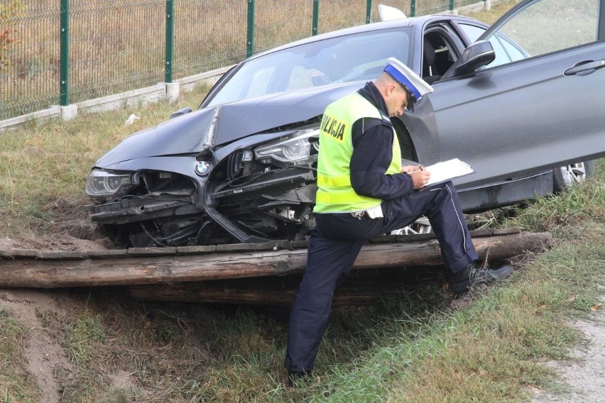 Kraksa nieoznakowanego radiowozu na drodze w Brzezinach