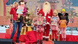 Święty Mikołaj z wizytą w Ostrowcu Świętokrzyskim. Były prezenty, a za elektrośmieci rozdawano choinki. Zobaczcie zdjęcia 