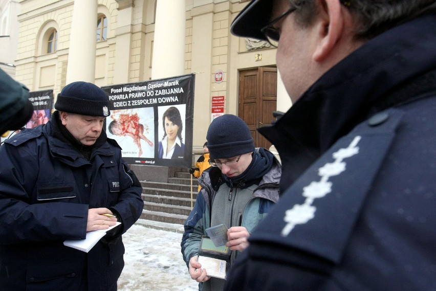 Manifestacja antyaborcyjna pod ratuszem. Interweniowała policja (FOTO)