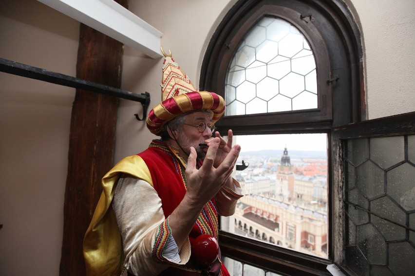 Kraków. Hejnał zabrzmiał na ustnej harmonijce [WIDEO]