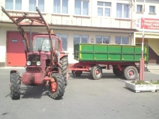 Pasażer na przyczepie wyładowanej zbożem. Traktorzysta stracił prawko