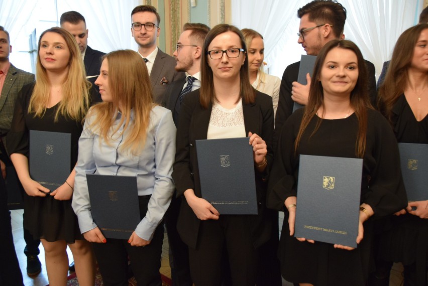 89 studentów i doktorantów dostało stypendia z kasy lubelskiego ratusza. Tysiące złotych dla zdolnych i promujących miasto