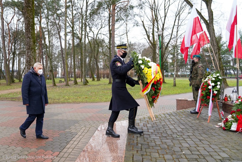Prezydent Białegostoku Tadeusz Truskolaski złożył kwiat pod...