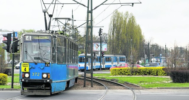 Przejazd przez rondo Dywizjonu 308 to teraz jedyna trasa tramwajowa w kier   unku Nowej Huty. Często zakorkowana.